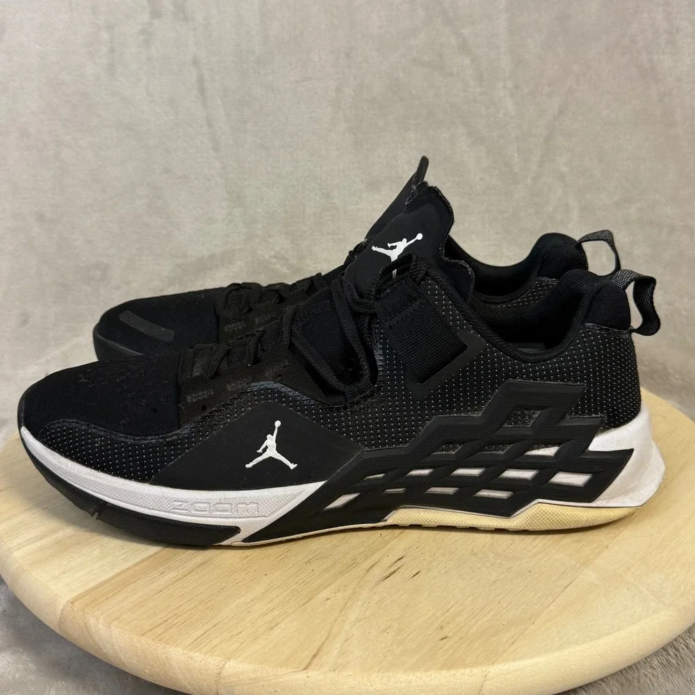 Jordan zoom trunner